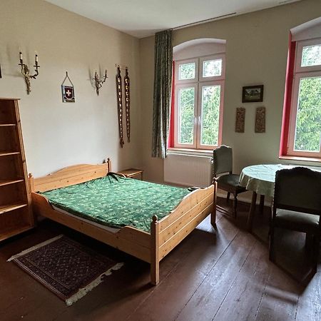 Dom Pod Orlimi Skalami - Blisko Zamku Czocha Apartment Лесна Екстериор снимка