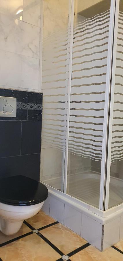 Dom Pod Orlimi Skalami - Blisko Zamku Czocha Apartment Лесна Екстериор снимка