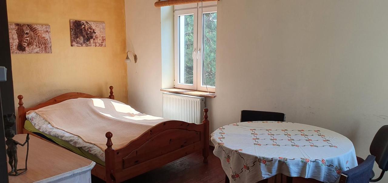 Dom Pod Orlimi Skalami - Blisko Zamku Czocha Apartment Лесна Екстериор снимка